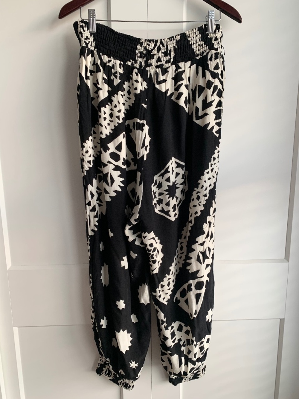 Anthropologie Aniya Ballon Women's Joggers Size L Black Motif Printed Pants